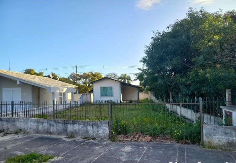 Amplo Terreno com Casa de Alvenaria  de Frente para  Lagoa