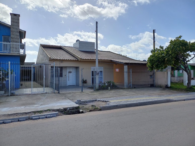 Casa de Alvenaria com 3 Dormitórios em Pelotas