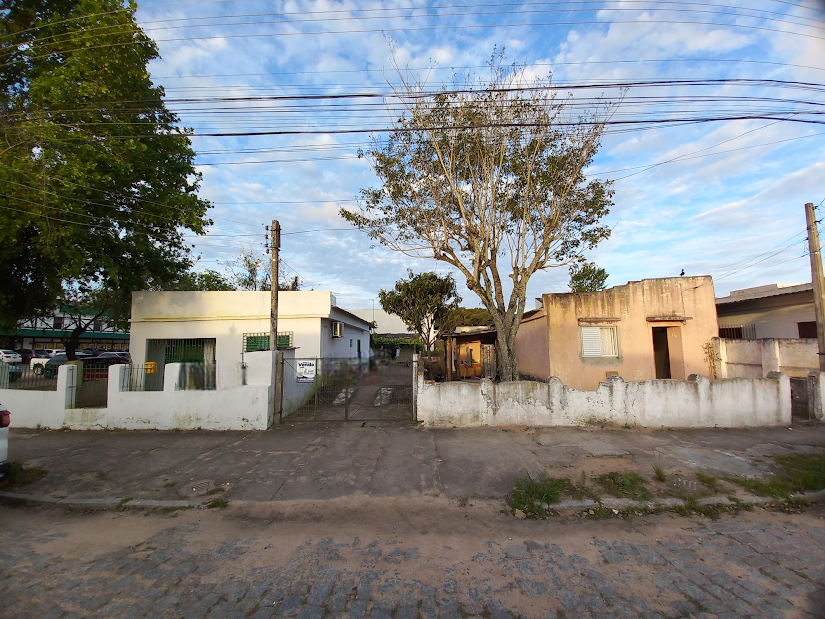 3 Casas com Amplo Terreno no Centro